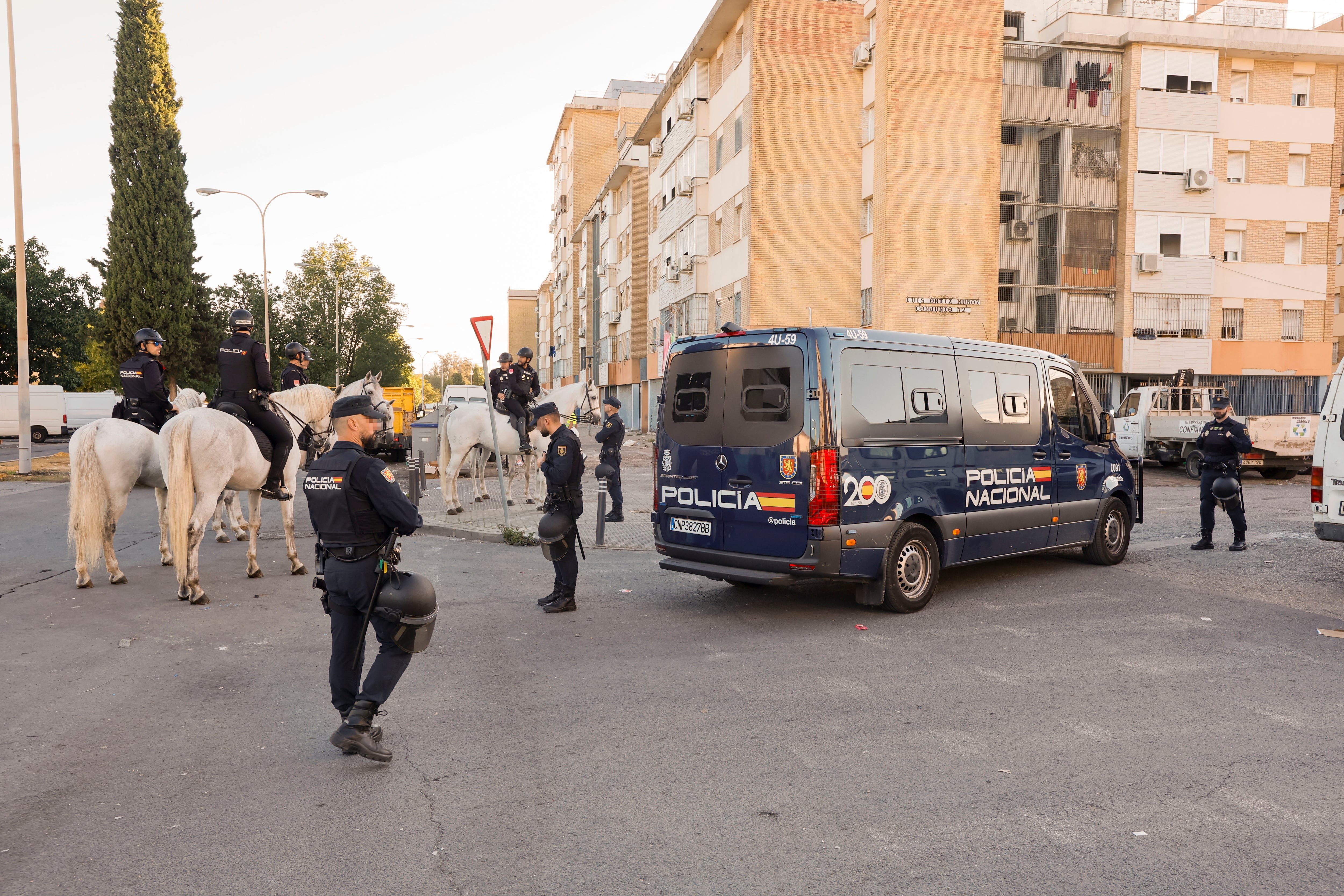 Imagen del despliegue policial del 18 de octubre de la Policía Nacional en la barriada de Las Tres Mil Viviendas de Sevilla en la segunda fase de la operación &#039;Vulcano&#039;, centrada en la lucha contra el narcotráfico y que se produce después del tiroteo con armas de combate que alarmó a los vecinos. EFE/ José Manuel Vidal