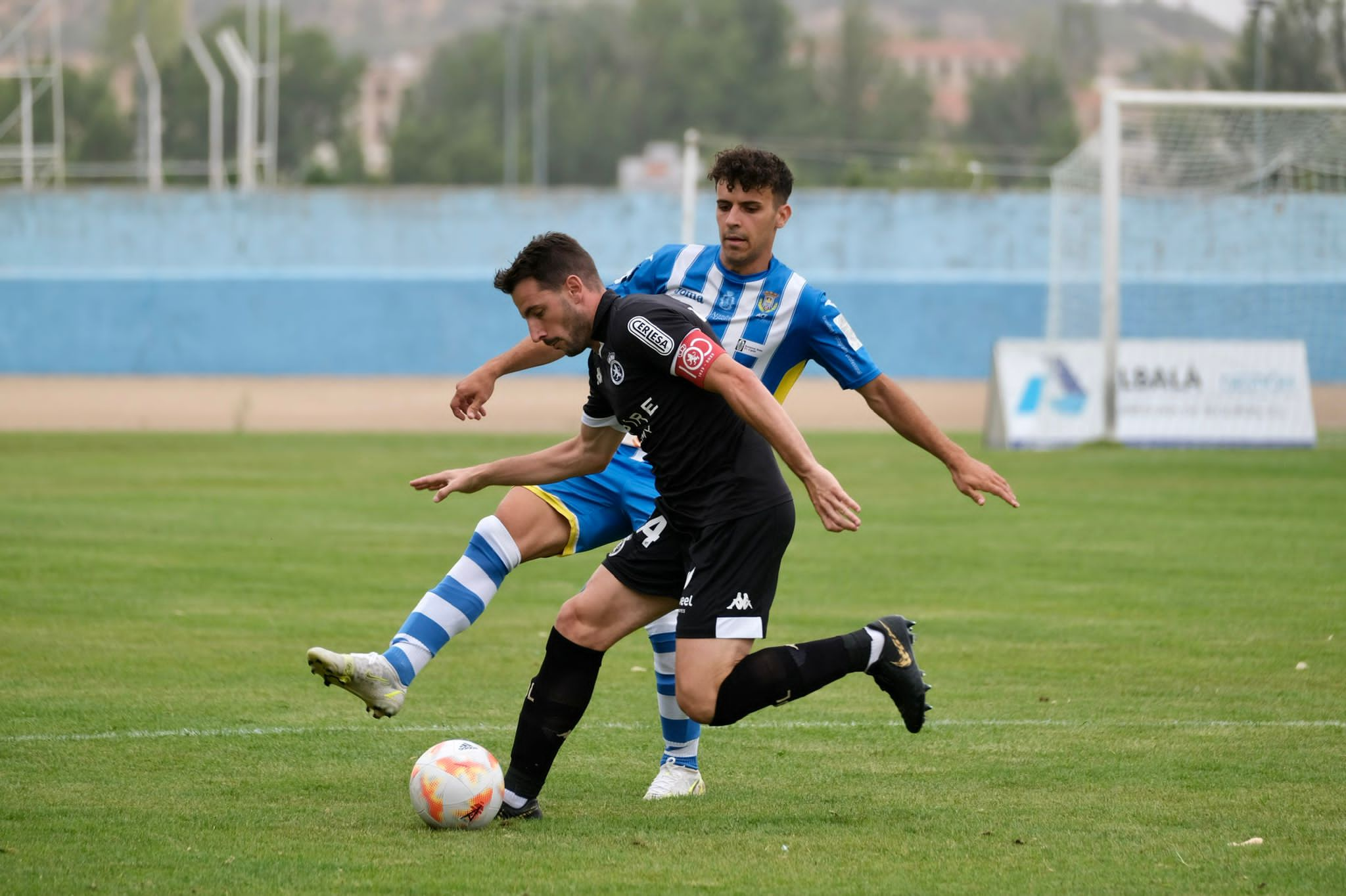 Castañeda protege el balón ante un rival