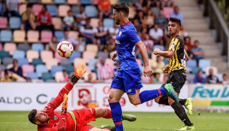 El jugador del Athletic Aduriz (c) remata el balón por encima del portero del Barakaldo Boian(i) para marcar el cuarto gol de los de San Mamés durante el partido de fútbol amistoso disputado entre ambos equipos