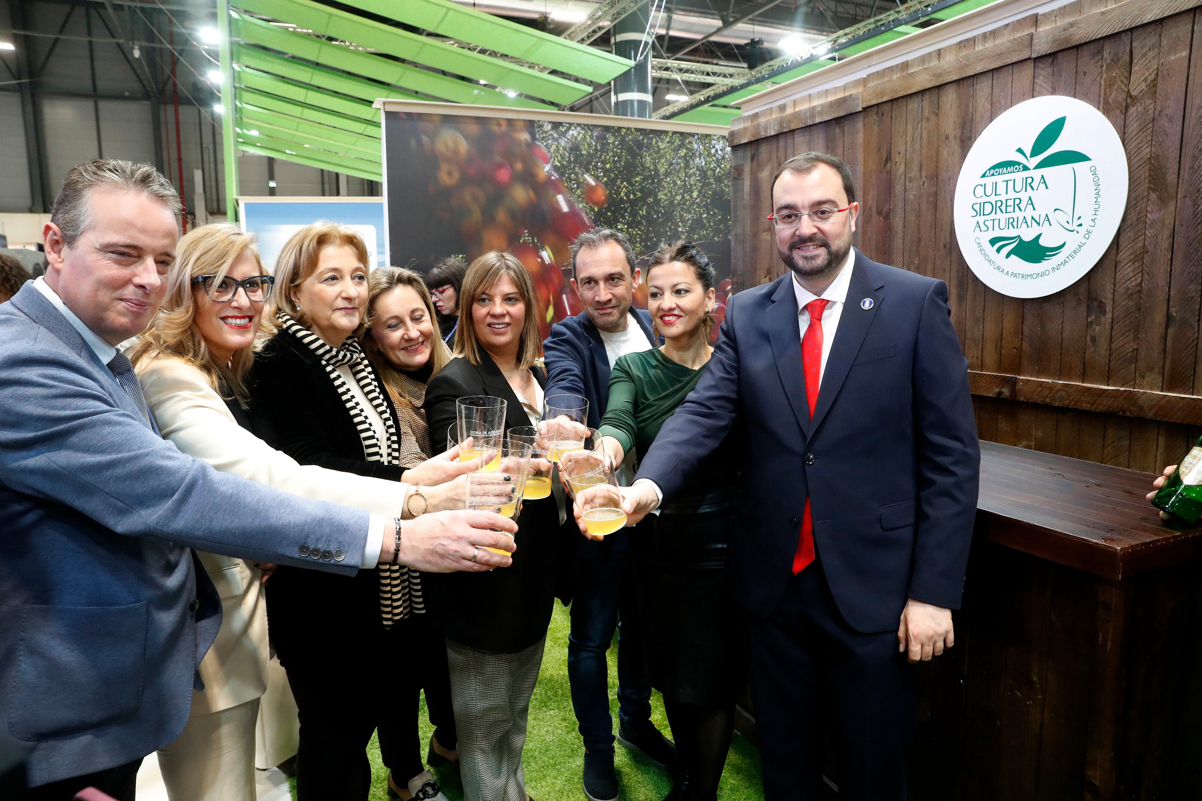 Barbón hace un brindis -con sidra- con parte de su ejecutivo y la delegada del Gobierno, Delia Losa, en el estand del Principado en FITUR.