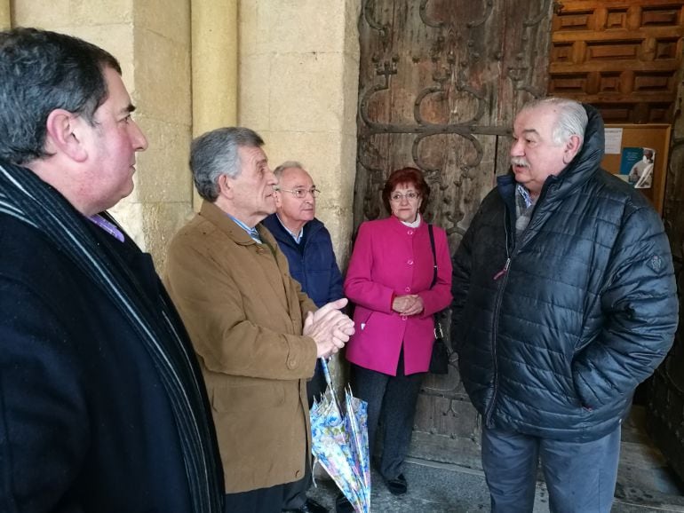 Luis Comyn (d) presidente del sector de la madera conversa con algunos de los asistentes a los actos de celebración de la fiesta patronal de San José