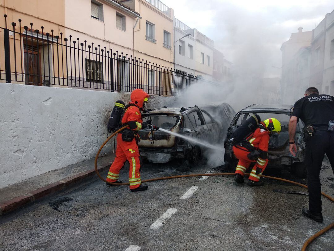 Coches quemados en Tavernes de la Valldigna 