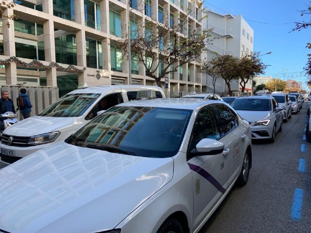 Imagen de los taxistas durante una caravana por las calles de Ibiza