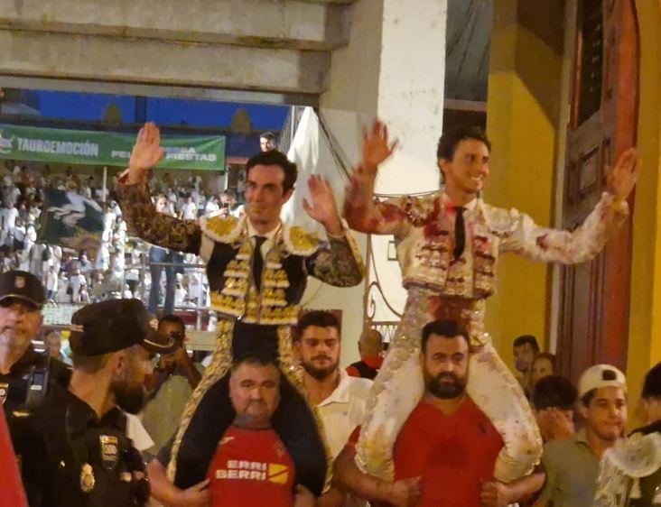 Tomás Rufo y Roca Rey saliendo a hombros de la Plaza de Toros de Huesca