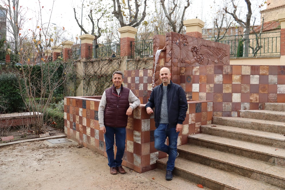 El concejal de Medio Ambiente, Ángel Galindo y Mariano Carabias junto a la nueva fuente del Jardín Botánico de Segovia.