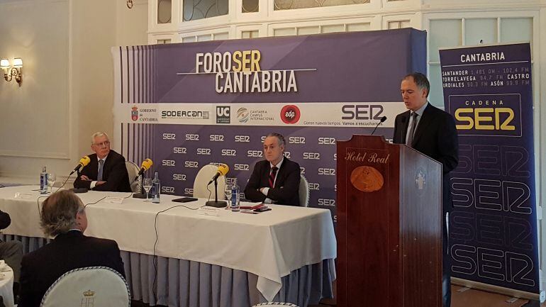 Momento de la intervención de Lorenzo Vidal de la Peña, presidente de CEOE Cepyme Cantabria en Foro SER Cantabria.