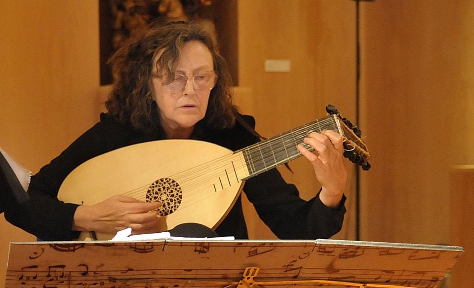 La musicóloga Alicia Lázaro en su faceta como laudista