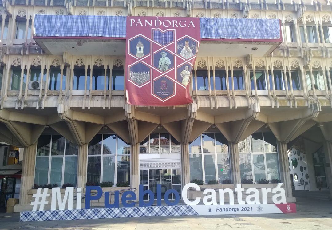 El pañuelo de yerbas cuelga ya del balcón del Ayuntamiento de Ciudad Real