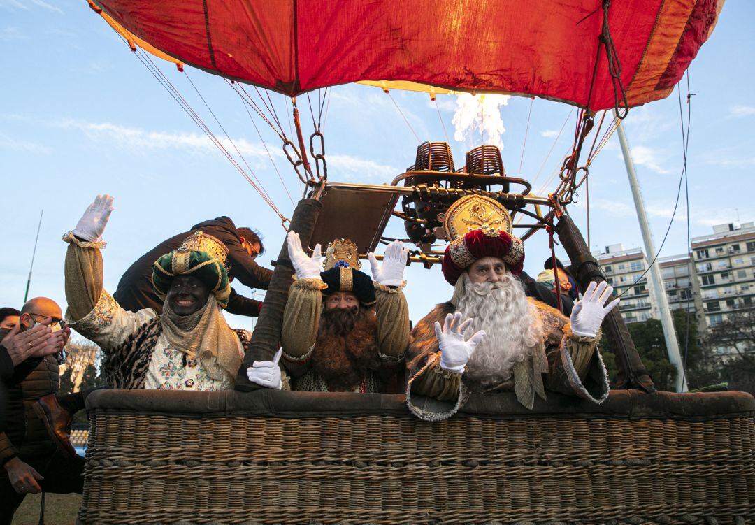 Los Reyes Magos se suben al globo que les llevará por el cielo de Sevilla