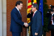 Rajoy y Mas se saludan en La Moncloa.