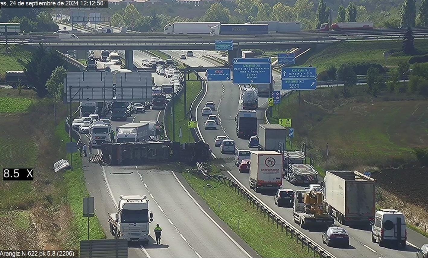 El camión volcado ocupa los dos carriles en sentido Bilbao