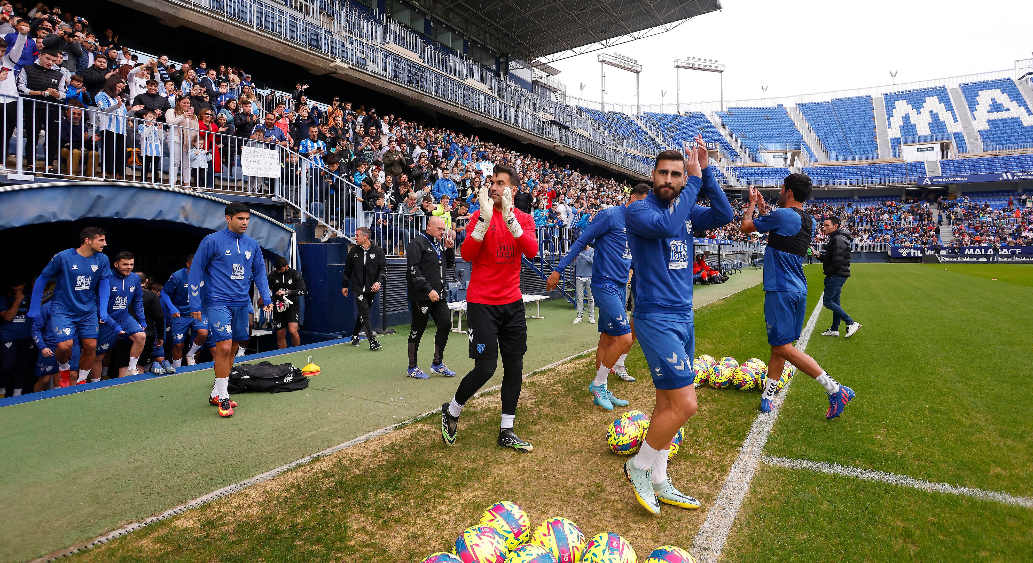 Los jugadores del Málaga saludan a los aficionados en el entrenamiento del viernes