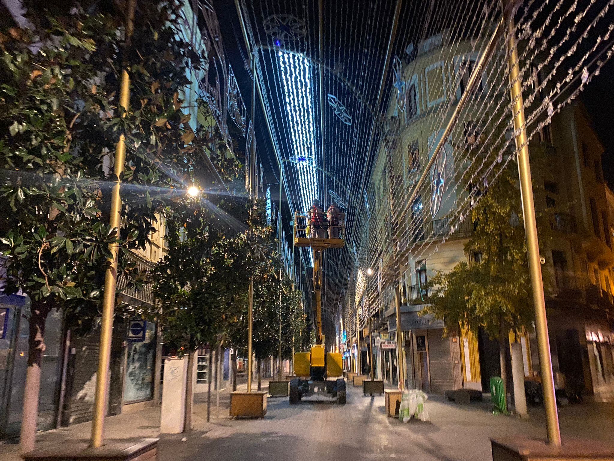 Instalación del alumbrado navideño en la calle Cruz Conde en Córdoba