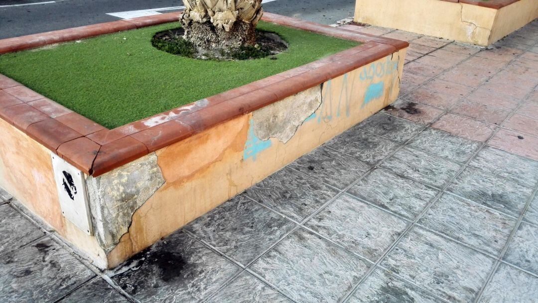 Jardineras agrietadas en el barrio de Carrús