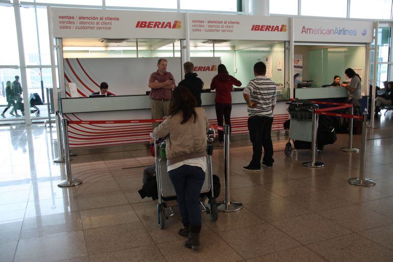 Taulells d'atenció al client d'Iberia a la T1 de l'aeroport de Barcelona