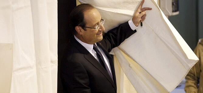 El presidente francés, François Hollande, abandona una cabina de votaciones antes de ejercer su derecho al voto en un colegio electoral en Tulle (Francia)