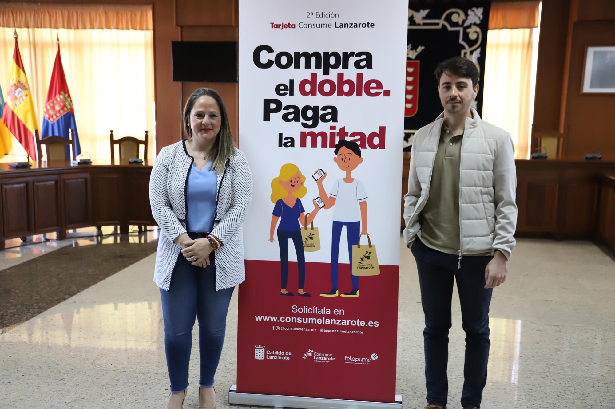 Carmen Guadalupe, consejera de Comercio del Cabildo de Lanzarote, junto a Daniel González, secretario general de Felapyme.