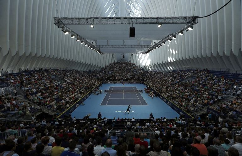 Vista general del interior del edificio Agora, situado en la Ciudad de las Artes y Ciencias de Valencia, durante la final del Valencia Open 500, que han disputado esta tarde el escocés Andy Murray y el español Tommy Robredo