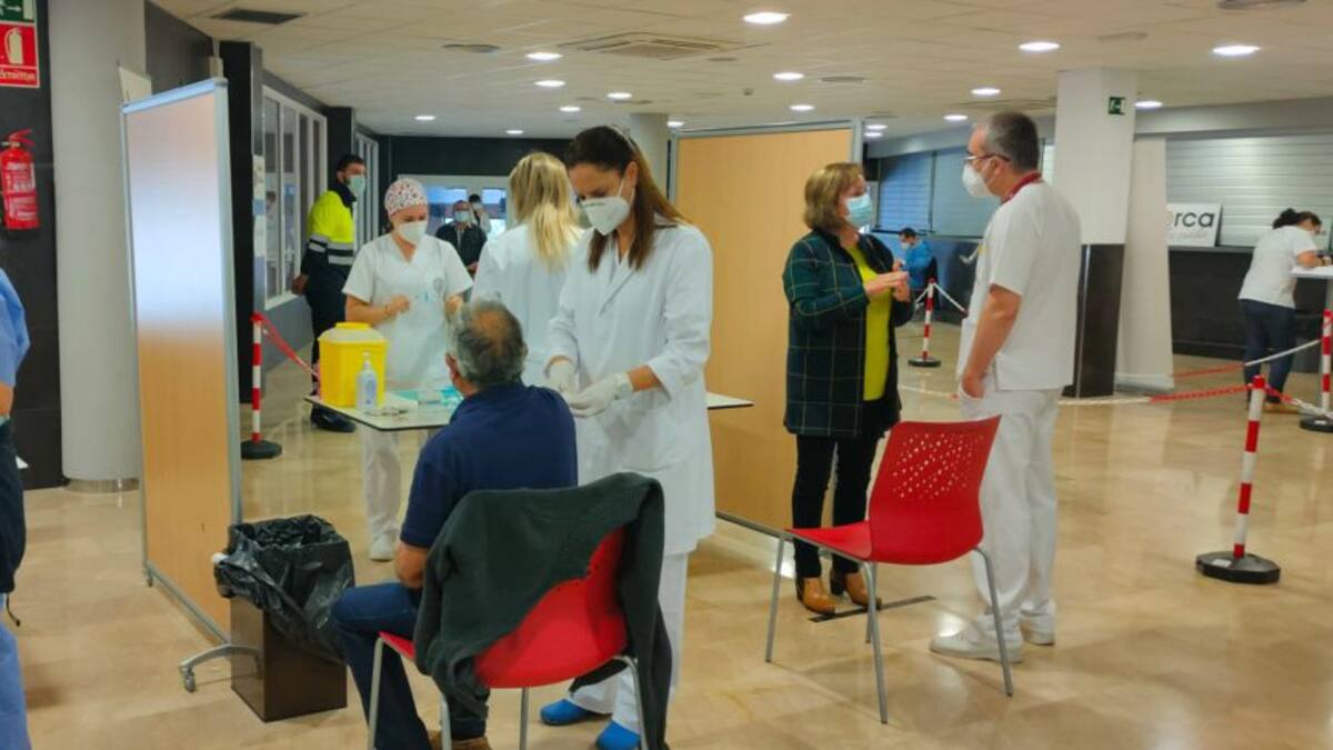 Salud comienza a administrar vacunas a los pacientes oncológicos y a los presos