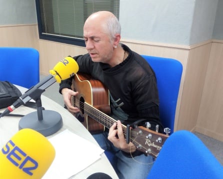 Luis Bustamante, durante su actuación en el programa Hoy por Hoy Vinalopó