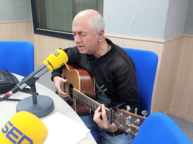 Luis Bustamante, durante su actuación en el programa Hoy por Hoy Vinalopó
