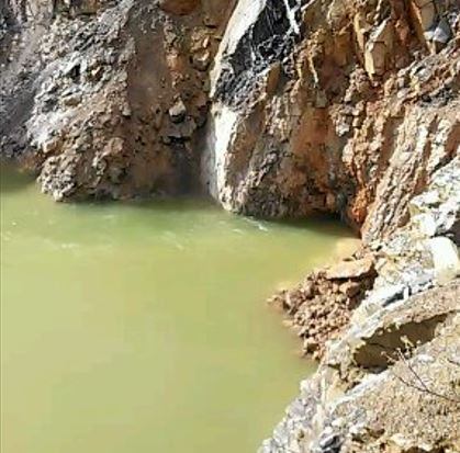 Imagen de la cantera inundada en lo que se adivinan lo que podrían ser corrientes de agua