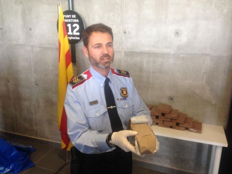 Eduard Vicenç, sots-inspector dels Mossos d'Esquadra, mostrant l'heroïna intervinguda