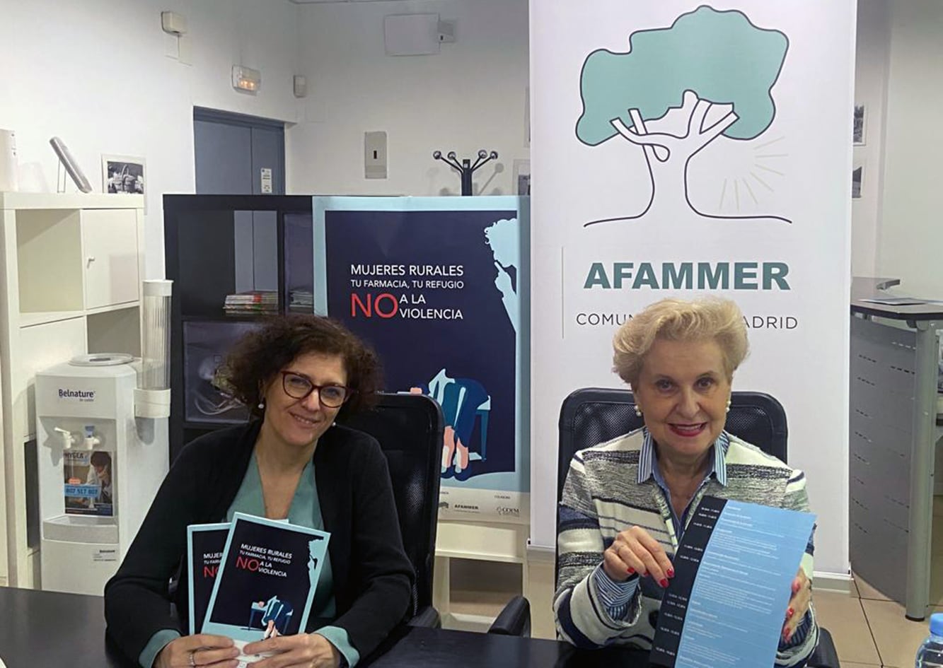 Marisa Rodríguez y Carmen Quintanilla de AFAMMER en la presentación de las jornadas sobre violencia de género en el mundo rural