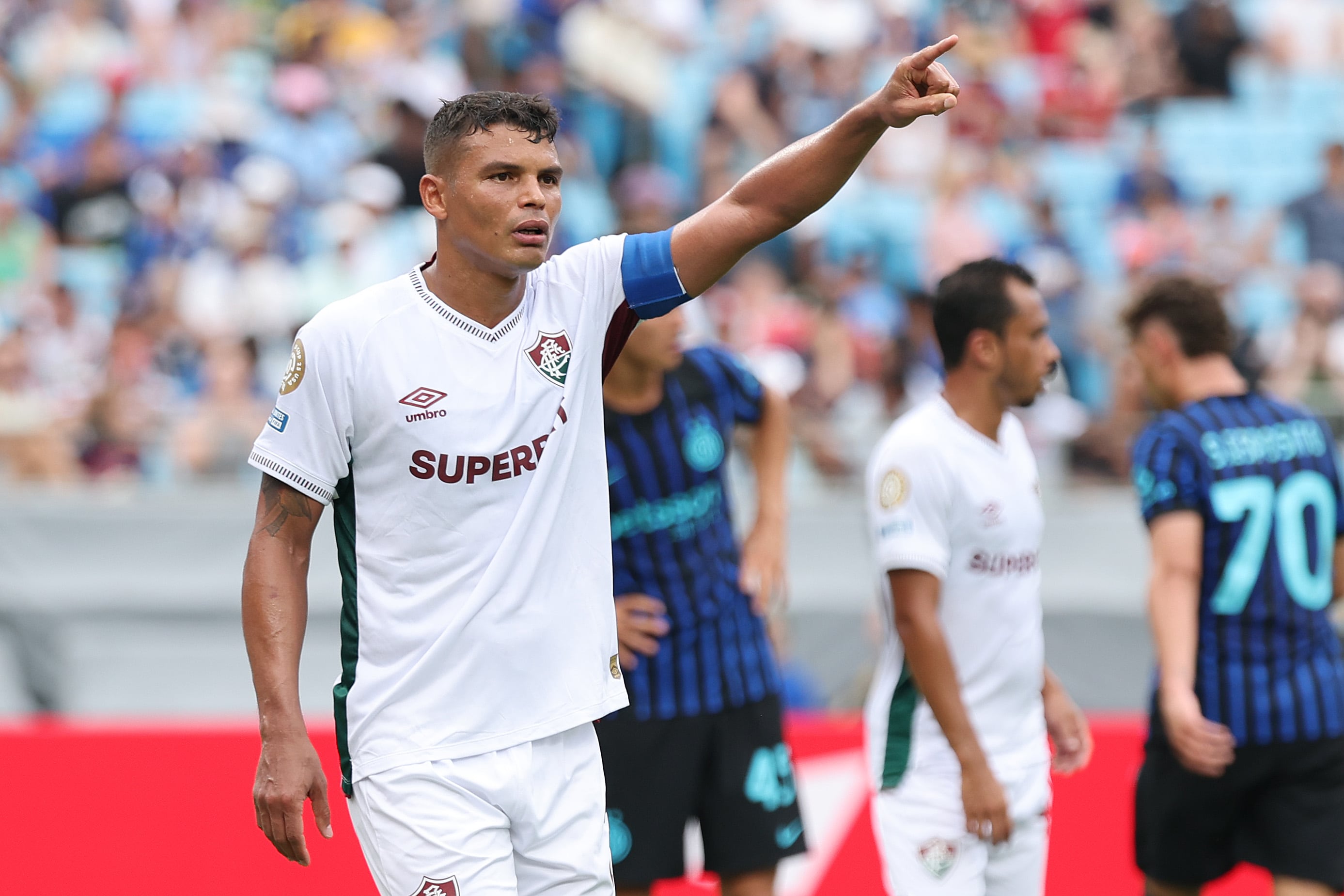 Thiago Silva dirigiendo en un encuentro del Mundial de Clubes