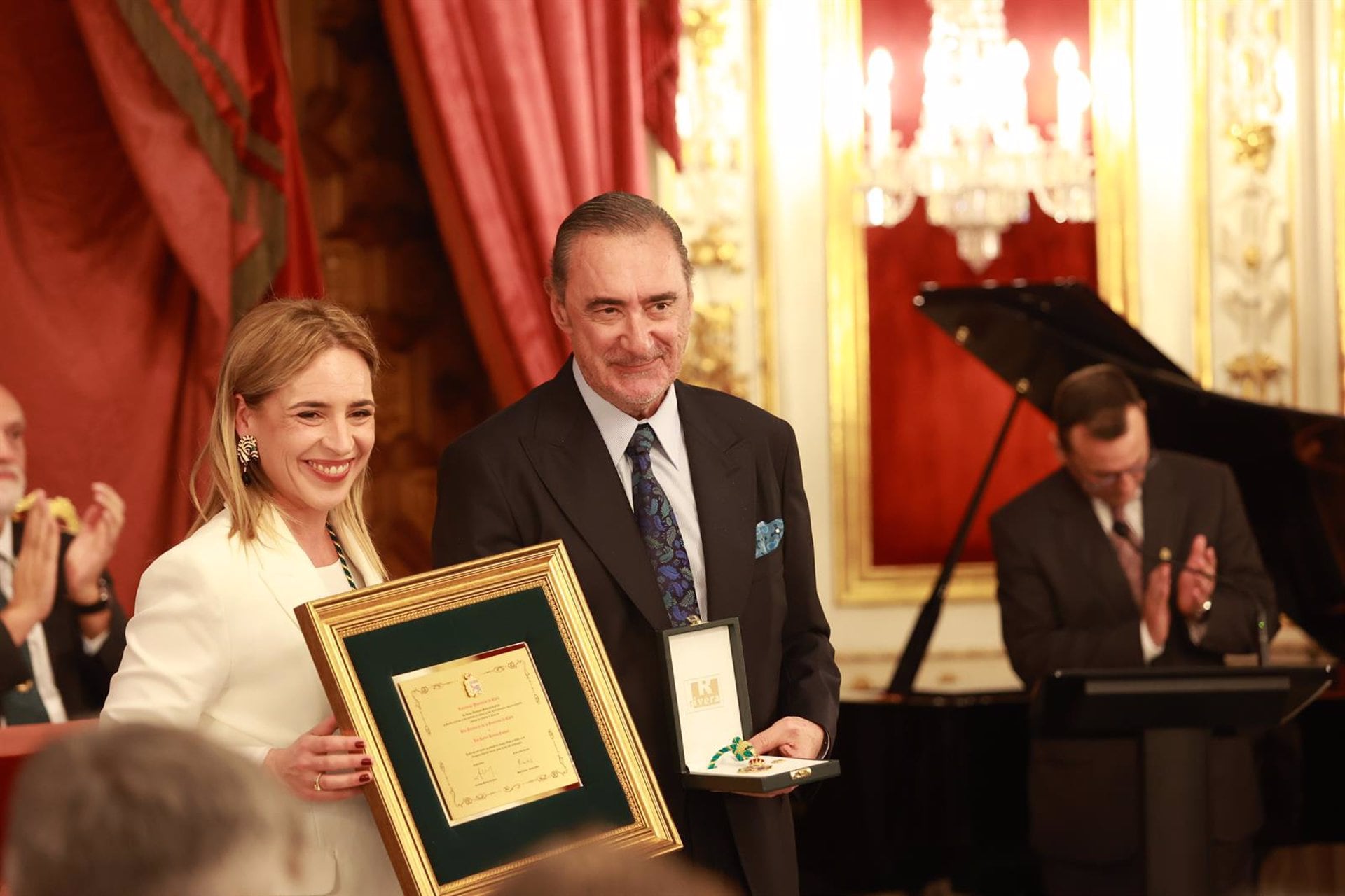 La presidenta de la Diputación de Cádiz, Almudena Martínez, junto a Carlos Herrera, nombrado Hijo Predilecto de Cádiz en el acto institucional por el Día de la Provincia