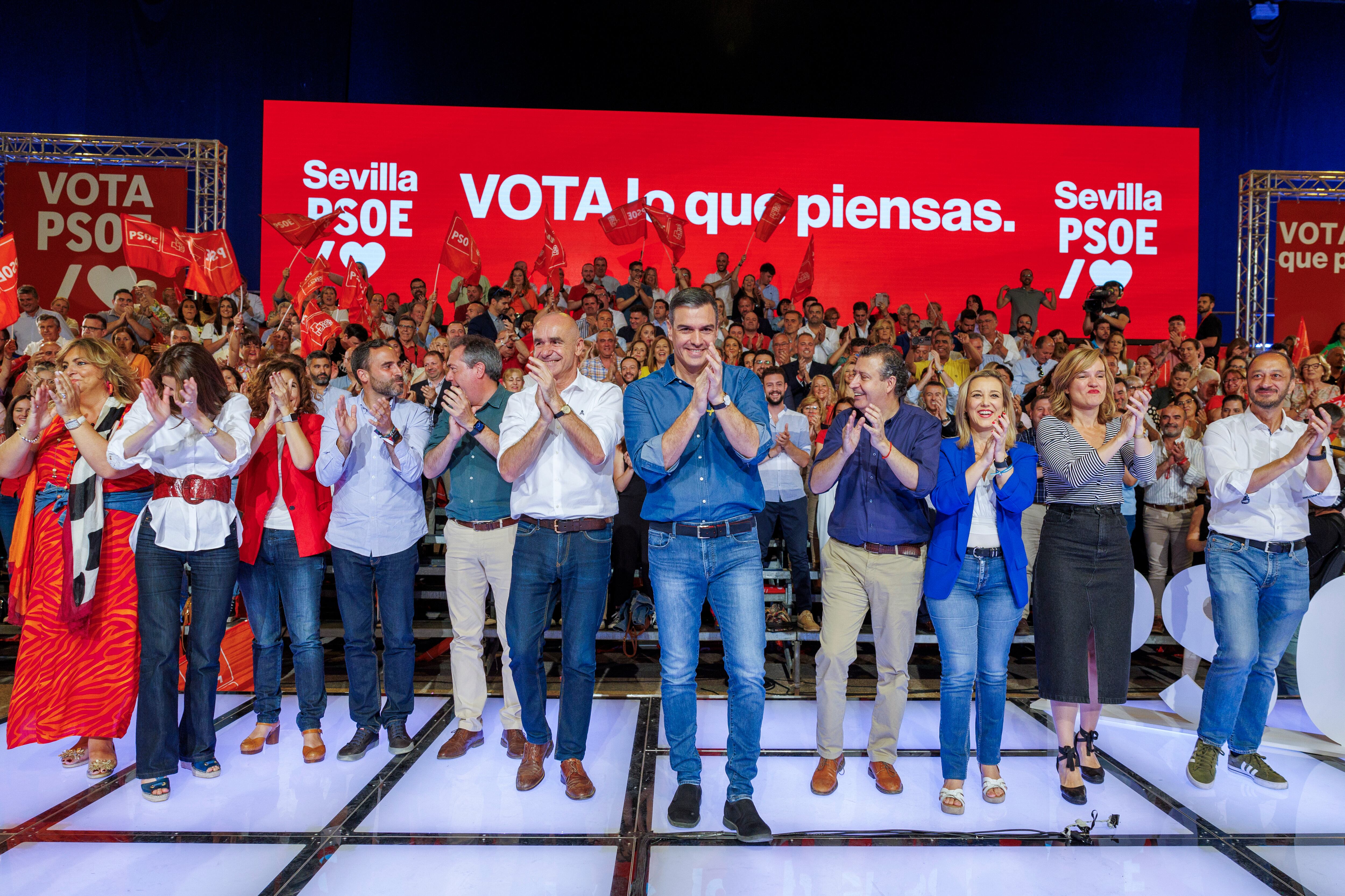 El presidente del Gobierno y secretario general del PSOE, Pedro Sánchez (c), junto al alcalde de Sevilla y candidato socialista a la reelección, Antonio Muñoz (ci), las ministras Montero, Alegría y Llop (d), el secretario general del PSOE andaluz, Juan Espadas y otros cargos del partido en el acto de campaña para las elecciones municipales del 28 de mayo hoy sábado en el Palacio de Congresos de la capital andaluza. EFE/ Julio Muñoz