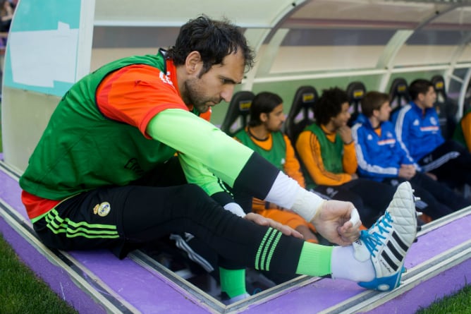 Diego López, estirando en el banquillo madridista