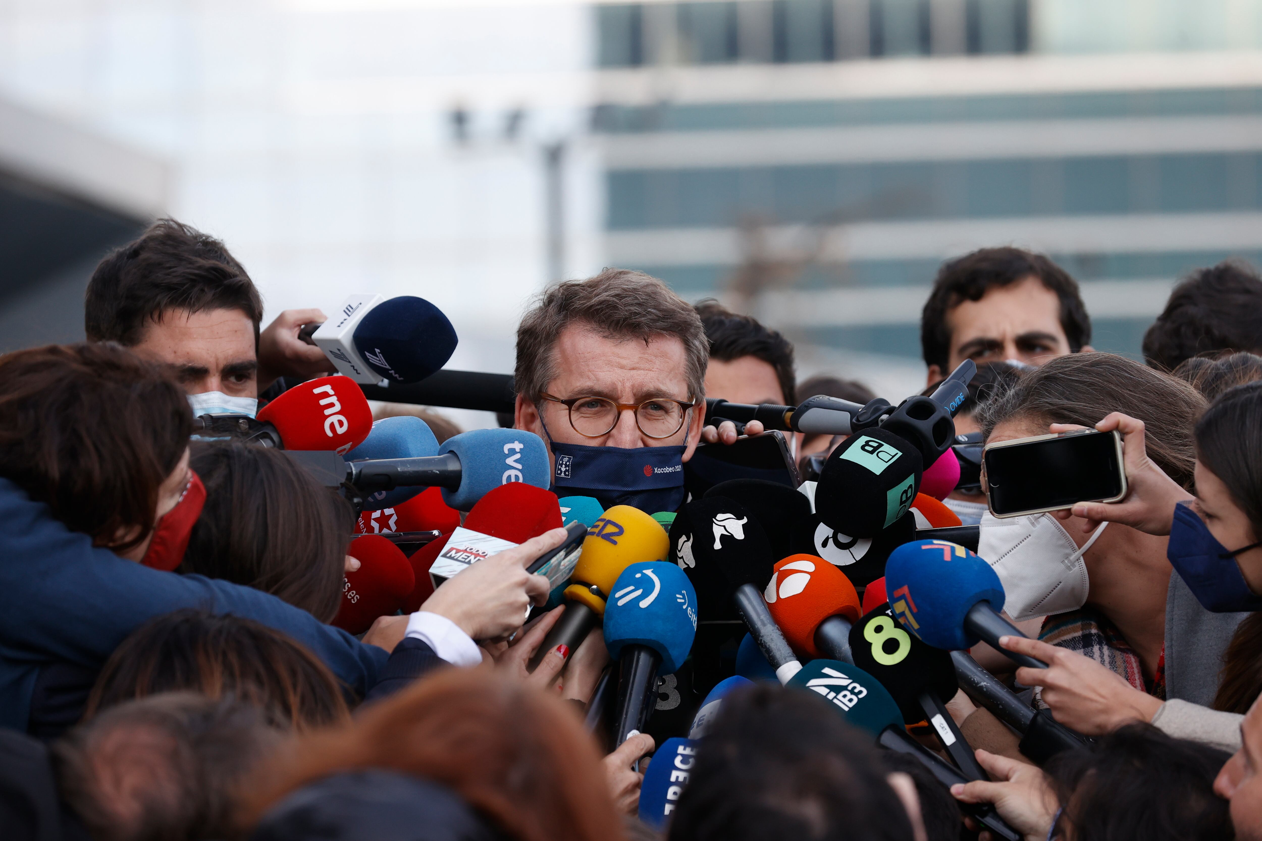 GRAF8158. MADRID, 01/03/2022.- El presidente de Galicia, Alberto Núñez Feijóo, atiende a los medios tras la Junta Directiva Nacional del Partido Popular este martes en Madrid. EFE/Javier Lizón