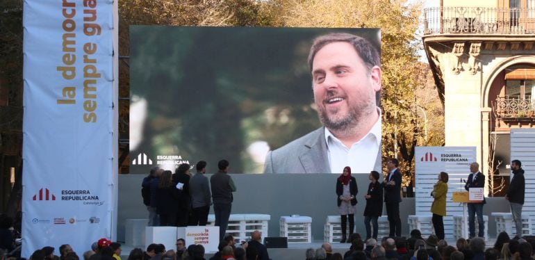 Pla general del míting central d&#039;ERC en la campanya del 21-D, amb una foto gegant d&#039;Oriol Junqueras projectada a l&#039;escenari. Imatge del 16 de desembre de 2017 (horitzontal)