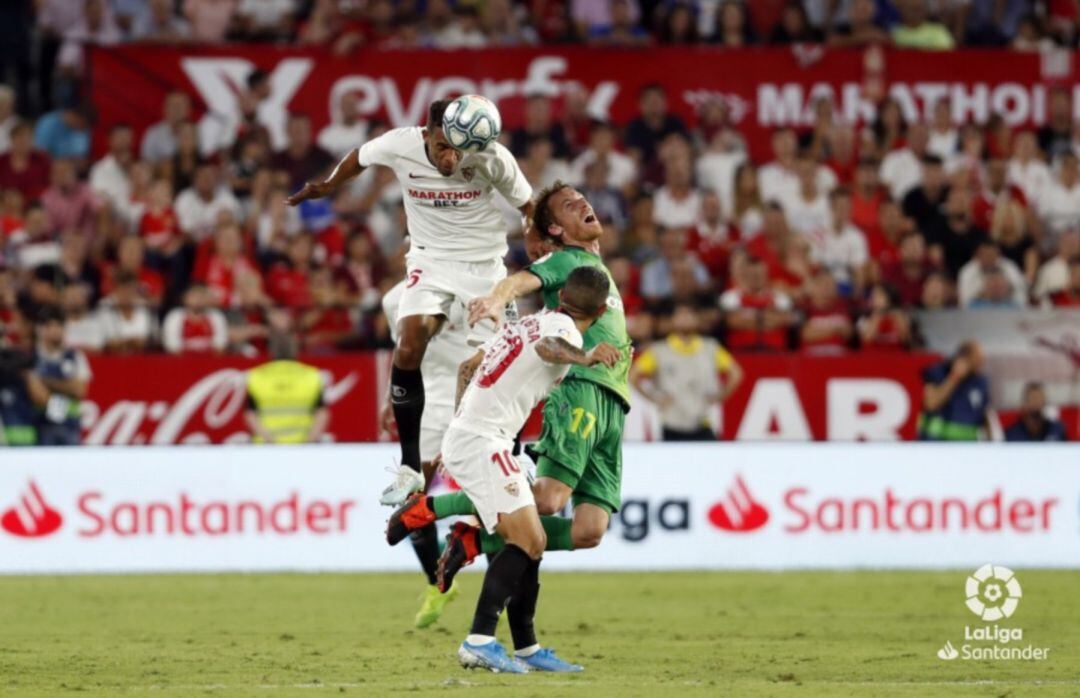 Zurutuza es superado por dos jugadores del Sevilla