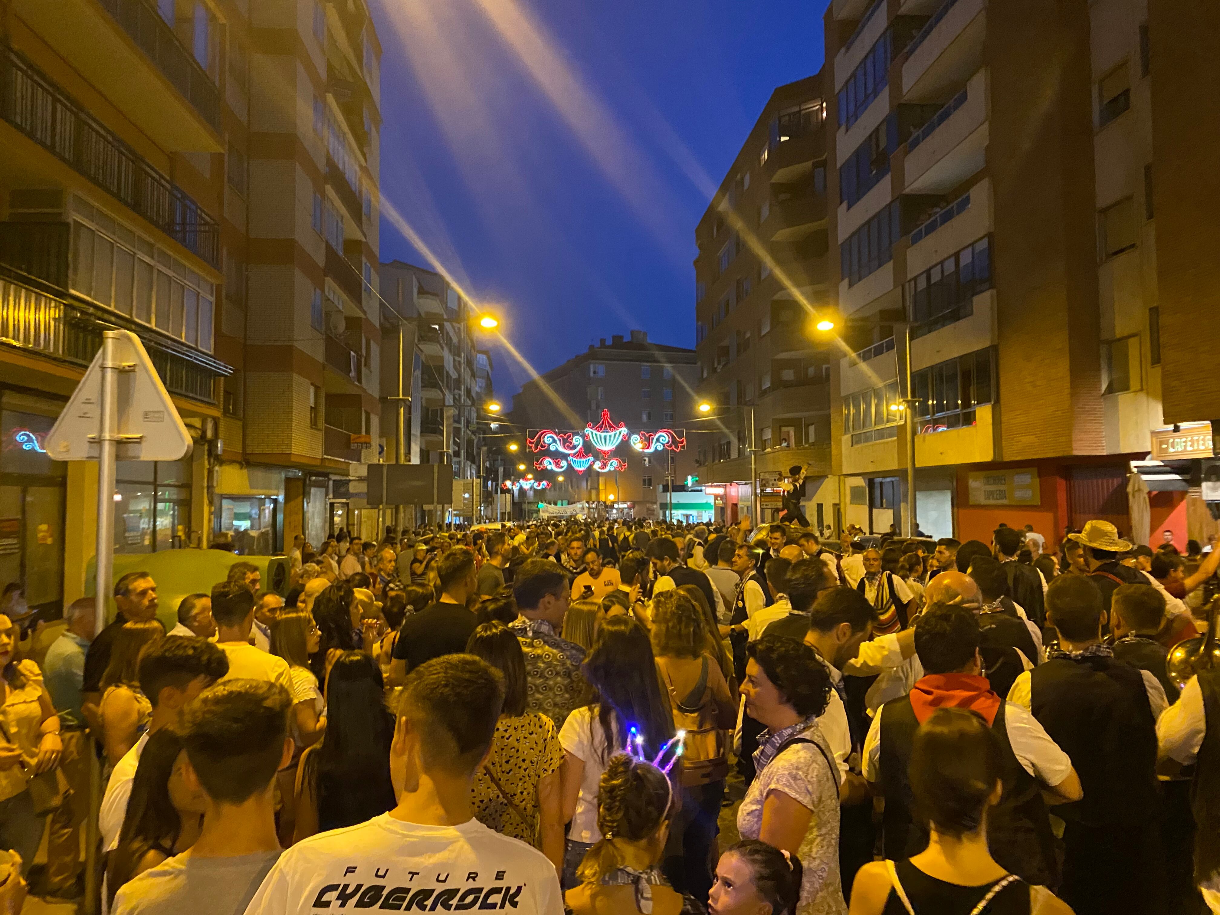 La calle San Francisco volvió a llenarse de peñistas y 'arrimados'