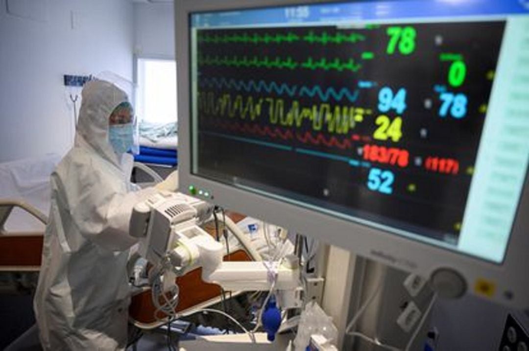 Sanitario controlando las contastes de un paciente.