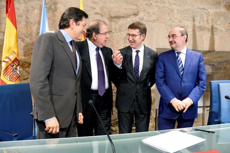 El jefe del Ejecutivo de Castilla y León, Juan Vicente Herrera (2i), acompañado por los presidentes de Galicia, Alberto Núñez Feijóo (2d), Asturias, Javier Fernández (i) y Aragón, Francisco Javier Lambán, durante la reunión sobre despoblación celebrada ho