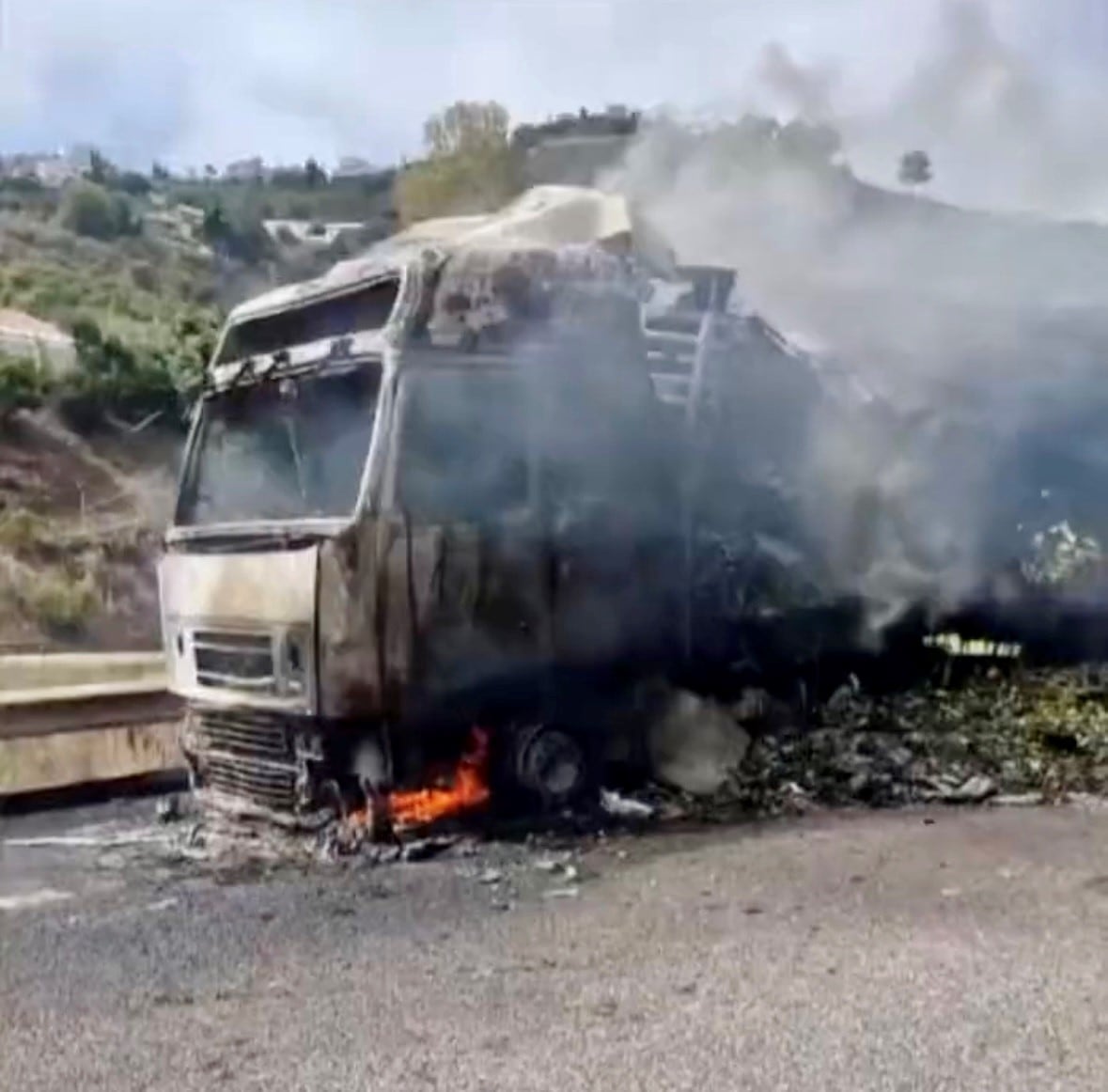 El camión afectado por el incendio en Torrox (Málaga)