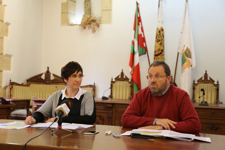 Arantxa Berrotaran, delegada de Euskera y Txomin Sagarzazu, alcalde de Hondarribia, presentando el Plan Estratégico del Euskera.