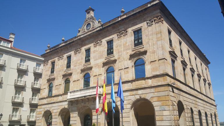 Vista del Ayuntamiento de Gijón. 