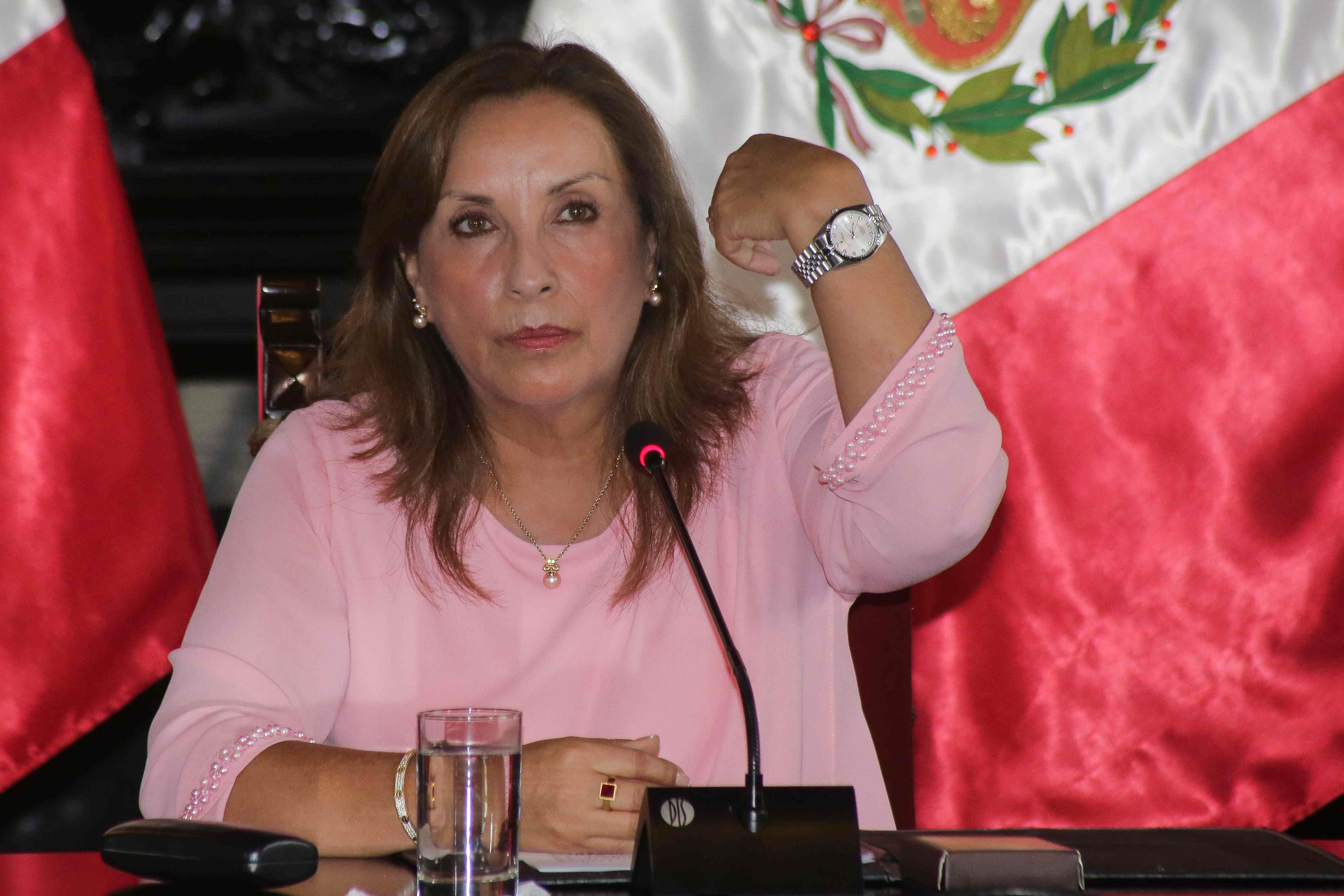 La presidenta de Perú, Dina Boluarte, muestra sus joyas en una rueda de prensa este viernes, en Lima (Perú).