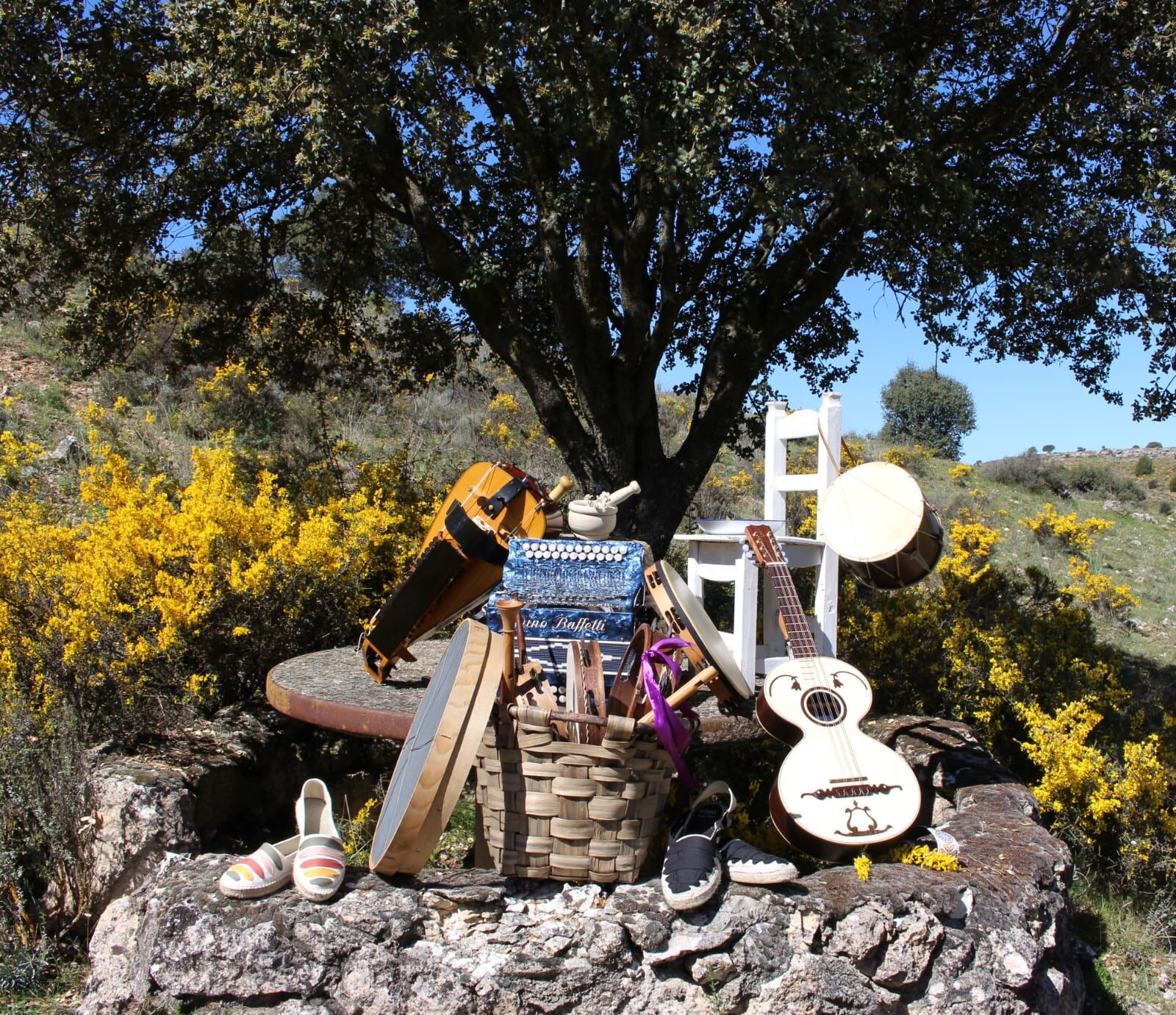 El dúo maneja una variedad de instrumentos tradicionales