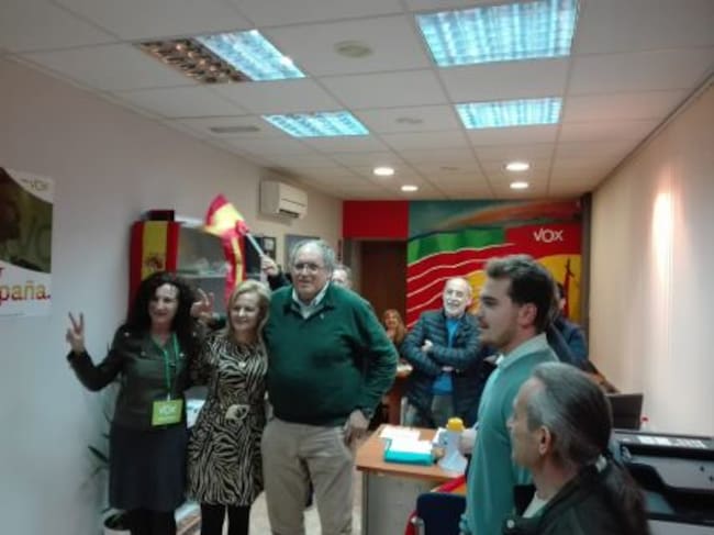 El nuevo diputado de Vox, Pedro Requejo, posa para la foto en la sede del partido