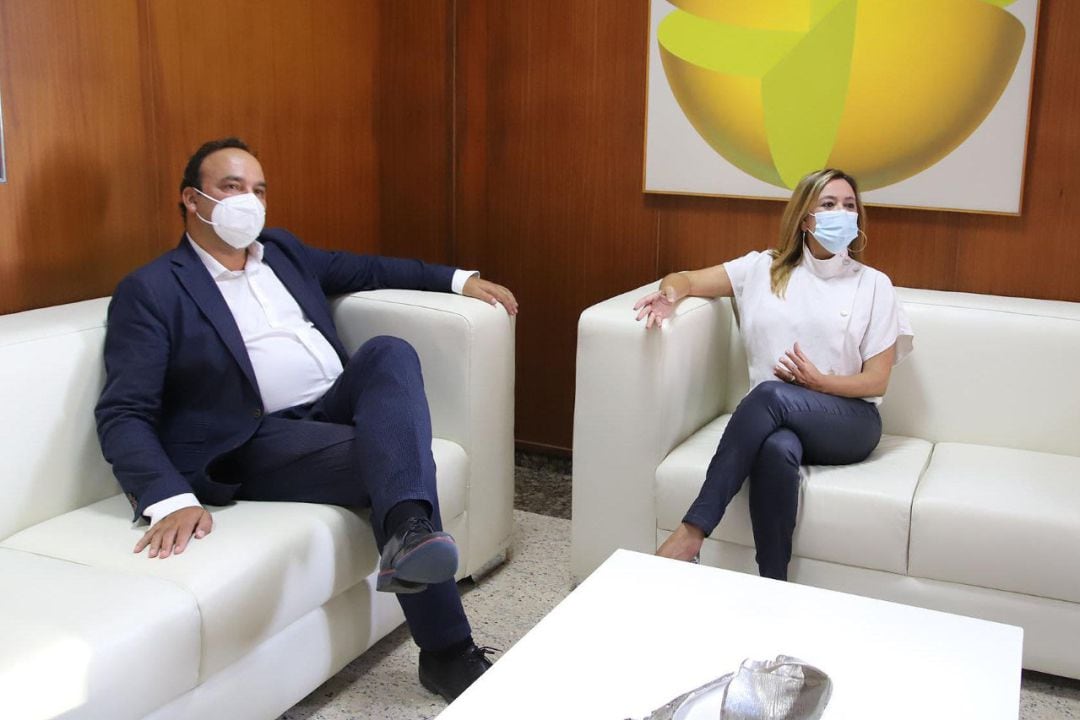 El economista José Carlos Díez analiza junto a la presidenta del Cabildo, María Dolores Corujo, un plan estratégico para reactivar Lanzarote.