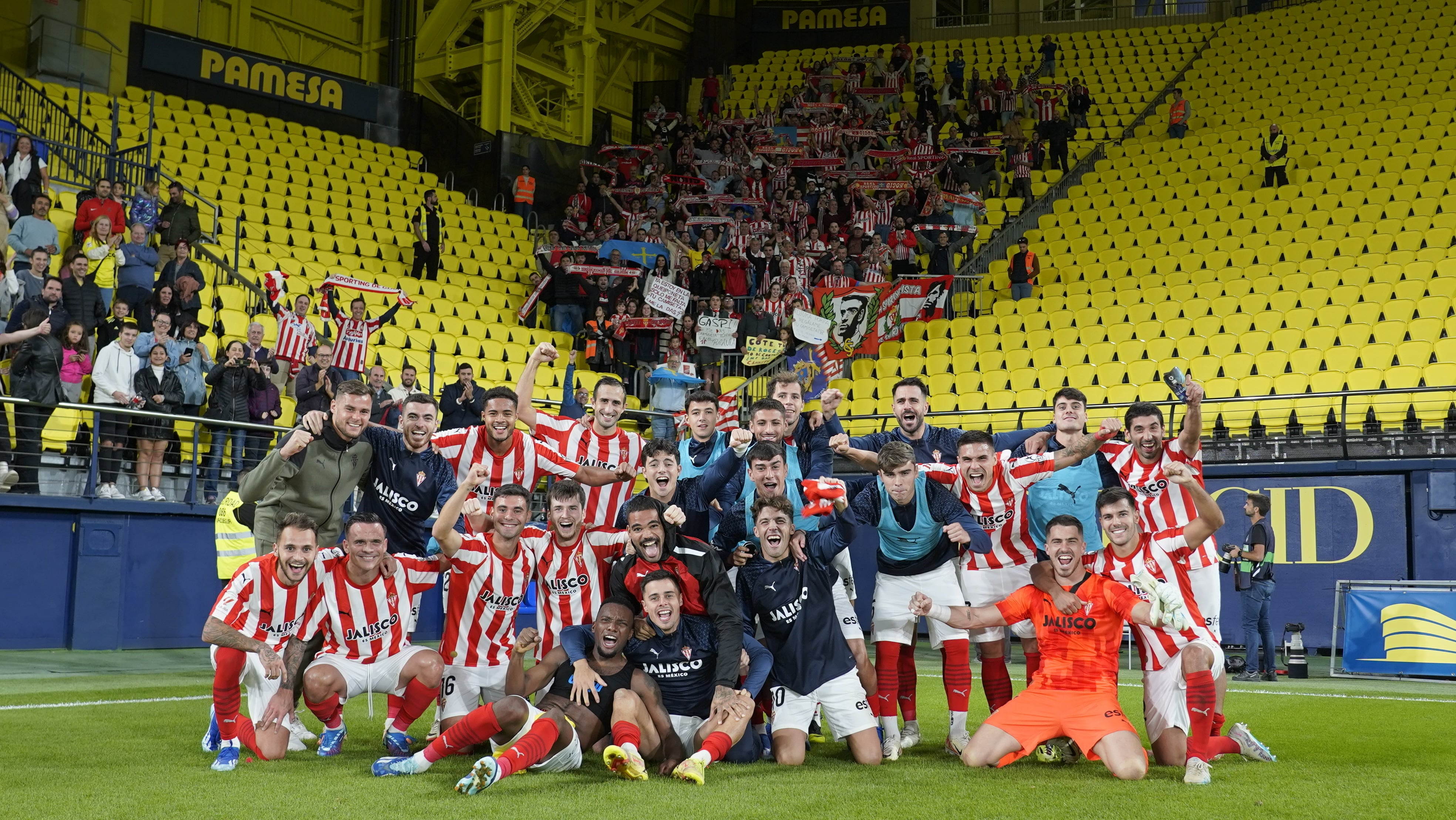 Los jugadores del Sporting celebran el triunfo en La Cerámica con los aficionados desplazados a Villarreal.
