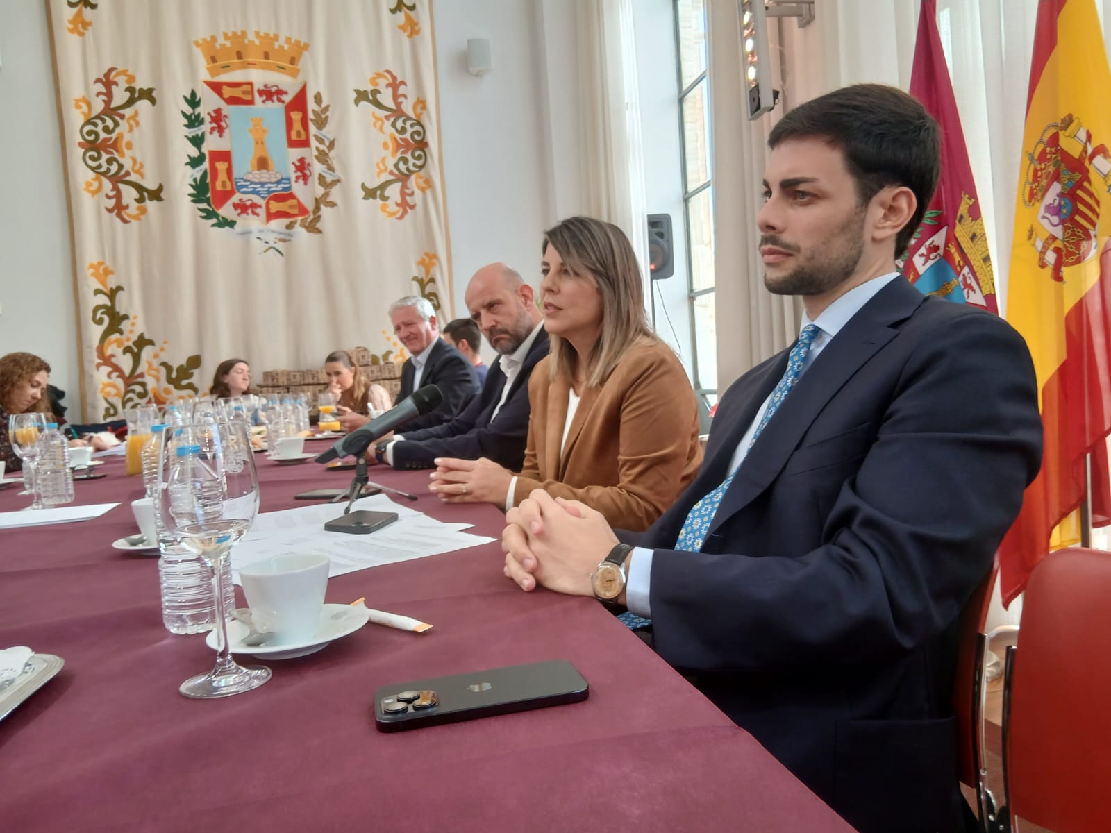 Noelia Arroyo, junto a los concejales Diego Ortega e Ignacio Jáudenes