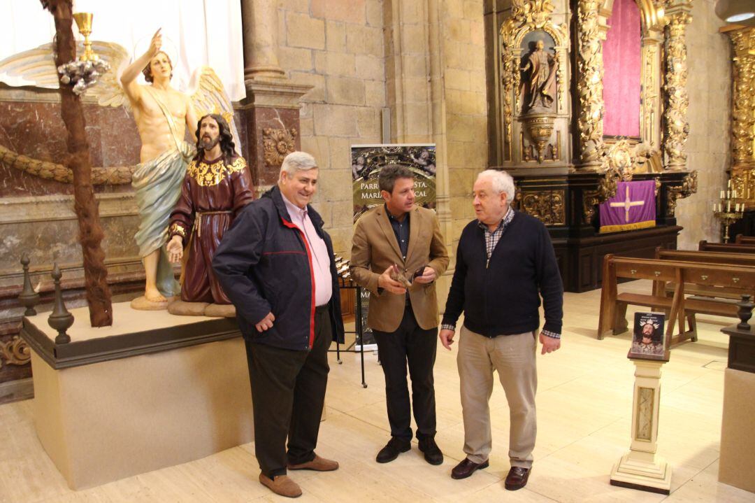 El alcalde, con el párroco del Juncal en la presentación de las actividades que se organizan con motivo de la Semana Santa.