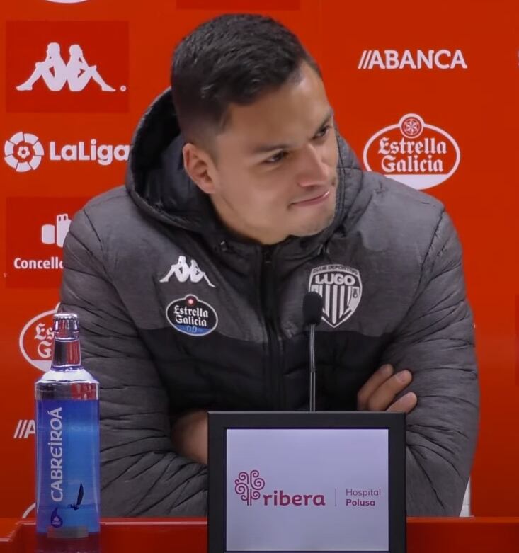 Óscar Whalley durante una rueda de prensa en el Anxo Carro