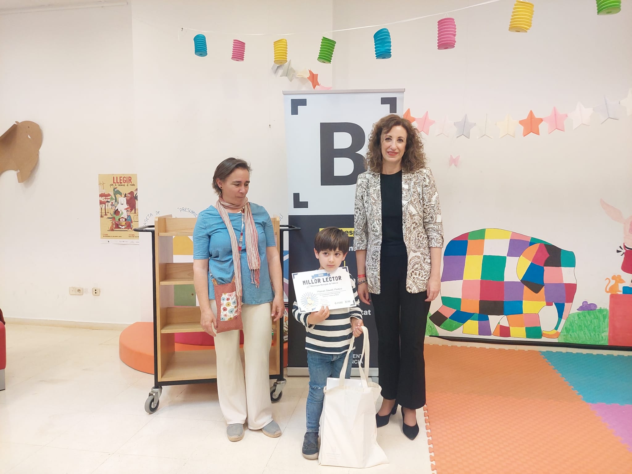 La concejala de Acción Cultural de València, Maite Ibáñez, junto al niño que ha conseguido el diploma a Mejor Lector Infantil del Año.